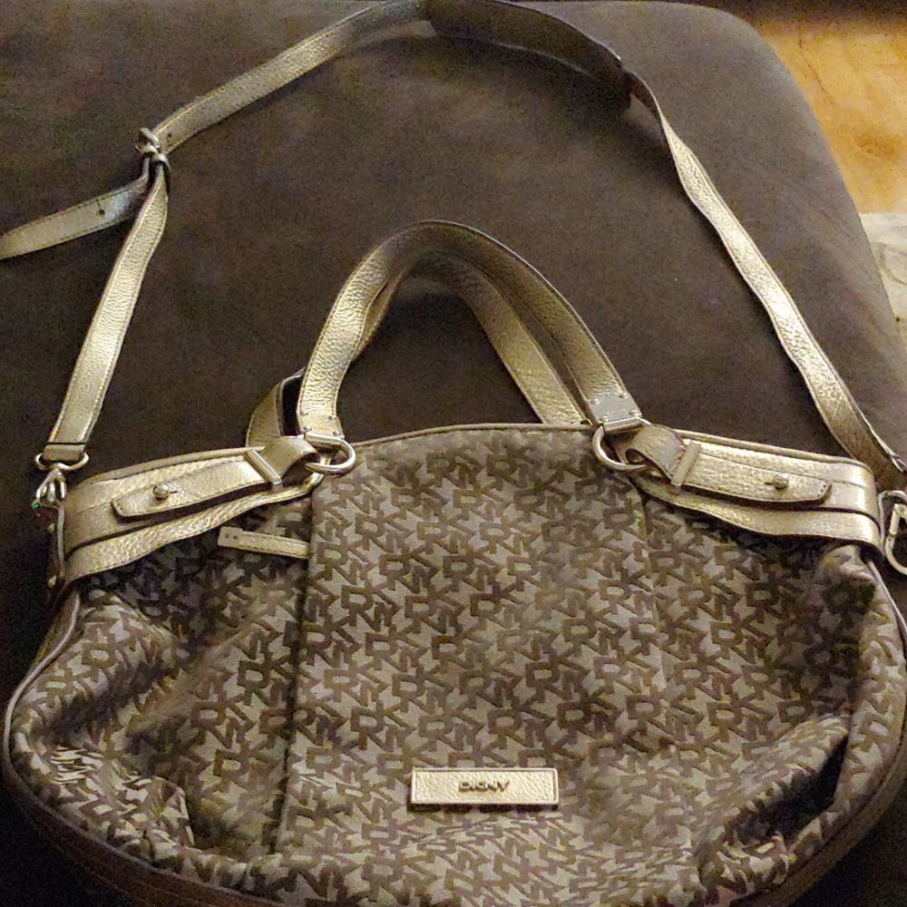 ✨DKNY crossbody/shoulder purse. Adjustable strap.